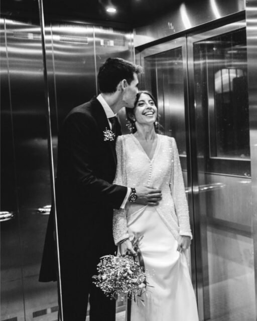 La fotografía congela momentos y el antes o el después no existen, pero importan.

La primera foto y la última es del después, jugando con el espejo con Susi y Pep, mientras subíamos en un largo ascensor que nos llevaba de la cava subterránea donde reposan los Cavas de Codorniu, a donde se celebraba la boda.

En esta parte subterránea hicimos parte del reportaje que tenéis en las otras fotos.

Estas 2 no son las mejores fotos, pero son importantes para que todo sea real.

Jugar siempre es lo mejor en ese momento que estamos solos vosotros/as y yo. Por qué jugar es lo más bonito de la vida.

Fotografia: @lifenlovestories 
Espacio: Caves @codorniuglobal