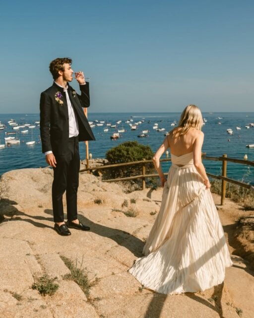 Estar juntos no es que nos vean perfectos, es que nos vean sinceros

y solo a partir de ello el camino puede serlo.

Elena & Borja 

Gracias @lacristinafotografia por confiar en mi para capturar el dia de esta pareja.